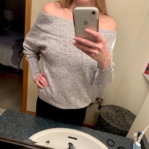 Salt & pepper coloured,off the shoulders sweater!